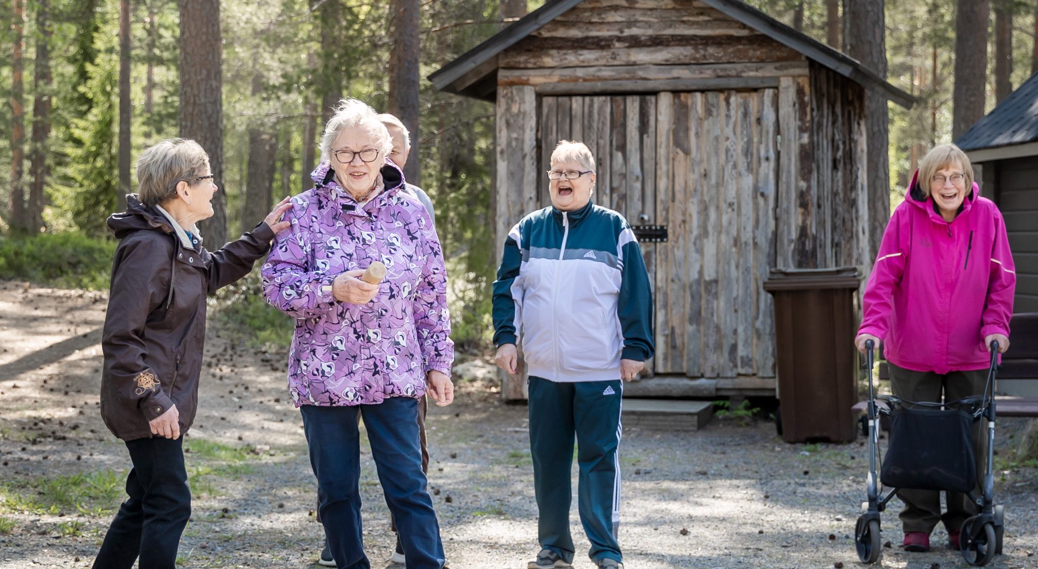 Neljä mummoa pelaamassa mölkkyä Kunnonkodon takapihalla.